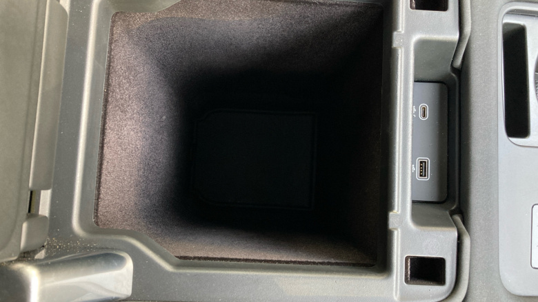 Land Rover Discovery 3.0 D300 Dynamic SE 5dr Auto Diesel Station Wagon